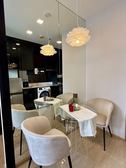 room interior of Noble Around Ari