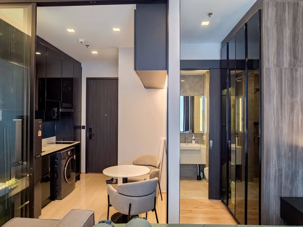 room interior and bathroom of Noble Around Ari