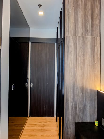 room interior and bathroom of Noble Around Ari