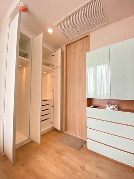 room interior and bathroom of Noble BE 19