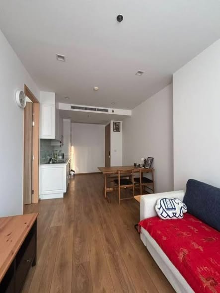 bedroom and living room of Noble BE33