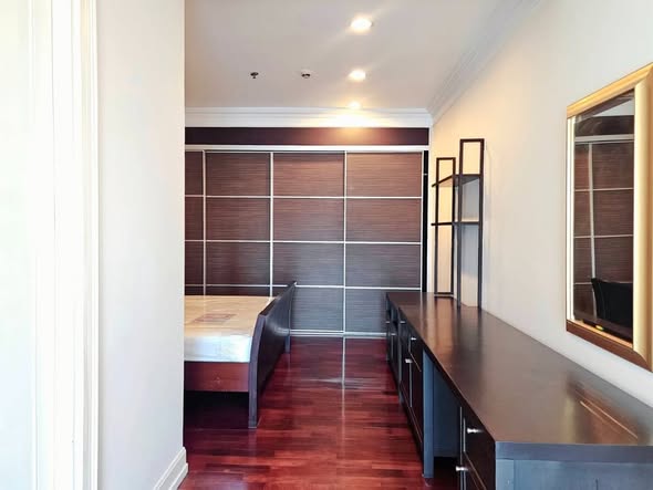 bedroom and room interior of Noble Ora