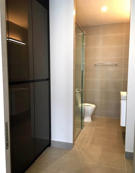 room interior and bathroom of Noble Ploenchit
