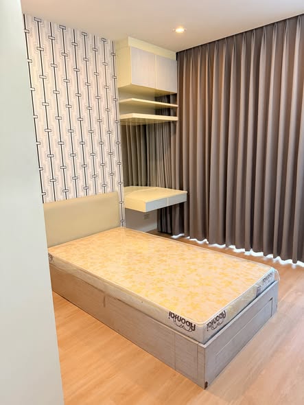 bedroom and bathroom of Noble Reflex