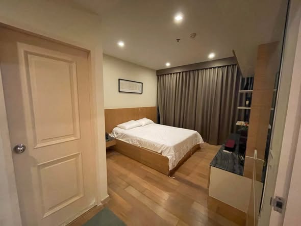 bedroom and room interior of Noble Reflex