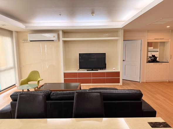 living room of Noble Reflex