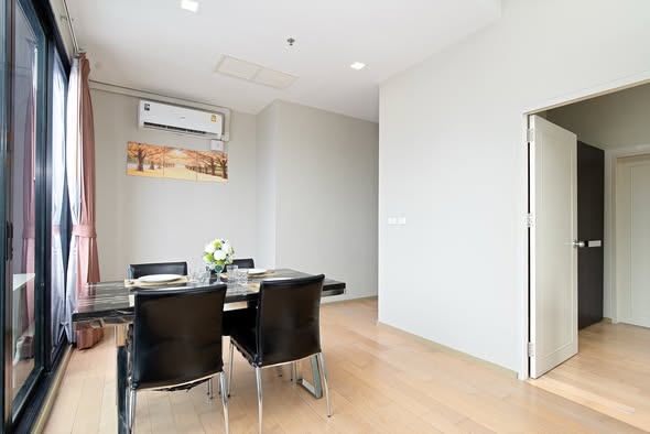room interior of Noble Reveal