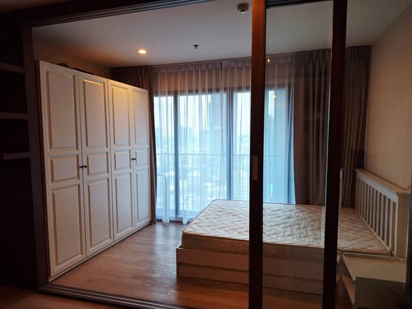 bedroom and room interior of Noble Solo