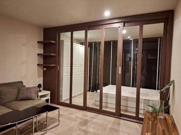 bedroom and room interior of Noble Solo