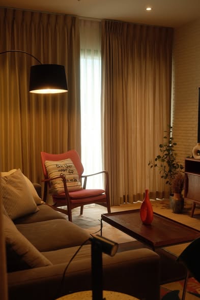 living room and bathroom of Noble Solo
