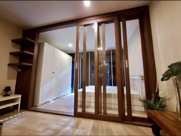 room interior of Noble Solo