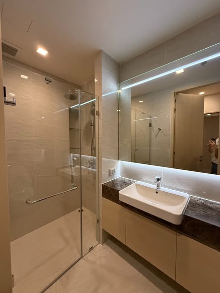 room interior and bathroom of Noble State Sukhumvit 39