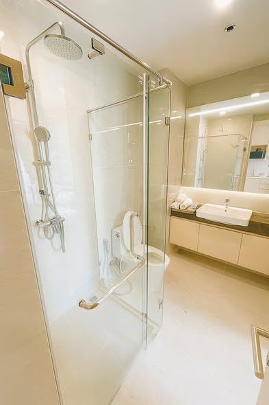room interior and bathroom of Noble State Sukhumvit 39
