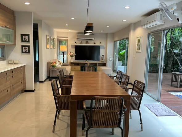 room interior and kitchen of Noble Tara Phatthanakan