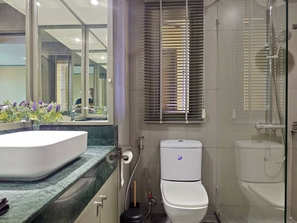 bathroom of Nora Bangna โนระ บางนา