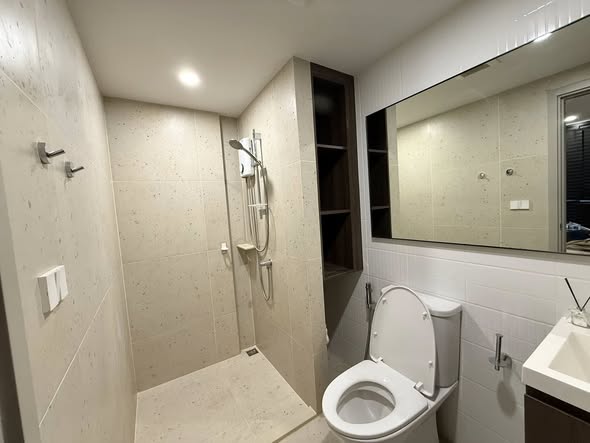 bathroom of Nue Cross Khu Khot Station (นิว ครอส คูคต สเตชัน)