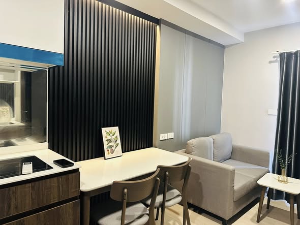 room interior of Nue Cross Khu Khot Station (นิว ครอส คูคต สเตชัน)