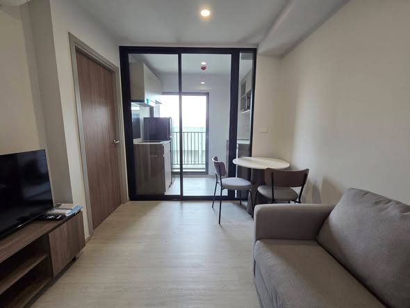 room interior of Nue Cross Khu Khot Station (นิว ครอส คูคต สเตชัน)