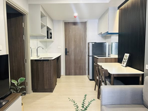 room interior of Nue Cross Khu Khot Station (นิว ครอส คูคต สเตชัน)