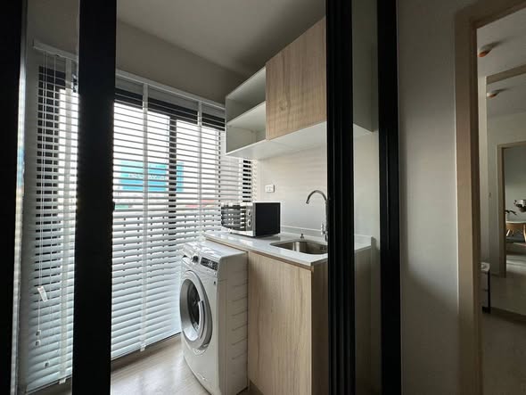 room interior and bathroom of NUE Noble Ngamwongwan (นิว โนเบิล งามวงศ์วาน)