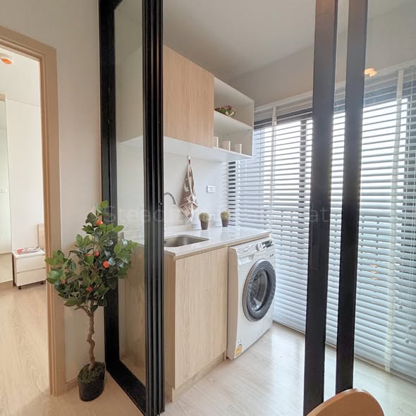 room interior and bathroom of NUE Noble Ngamwongwan (นิว โนเบิล งามวงศ์วาน)