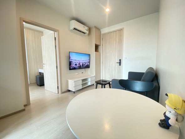 bedroom and living room of NUE Noble Ratchada Lat Phrao (นิว โนเบิล รัชดา ลาดพร้าว)