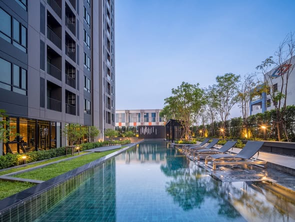 pool of NUE Noble Ratchada Lat Phrao (นิว โนเบิล รัชดา ลาดพร้าว)