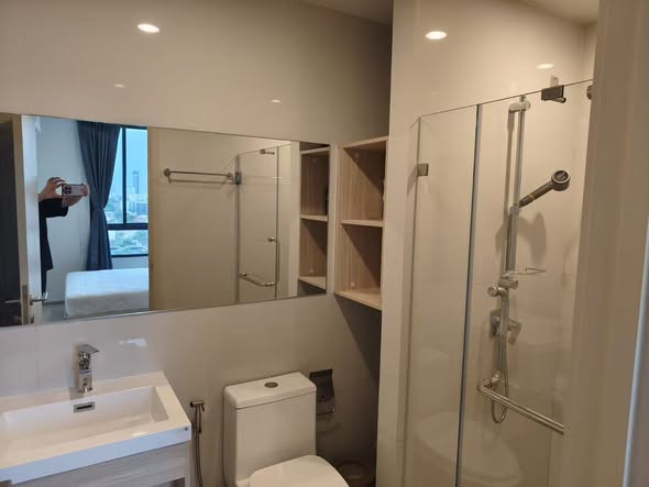 room interior and bathroom of NUE Noble Ratchada Lat Phrao (นิว โนเบิล รัชดา ลาดพร้าว)
