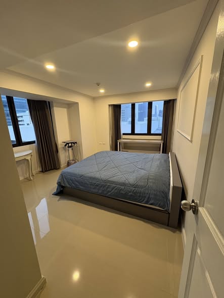 bedroom of Omni Tower Sukhumvit Nana