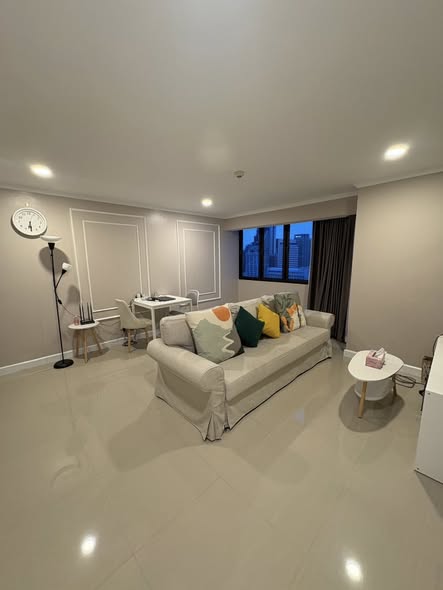 living room of Omni Tower Sukhumvit Nana