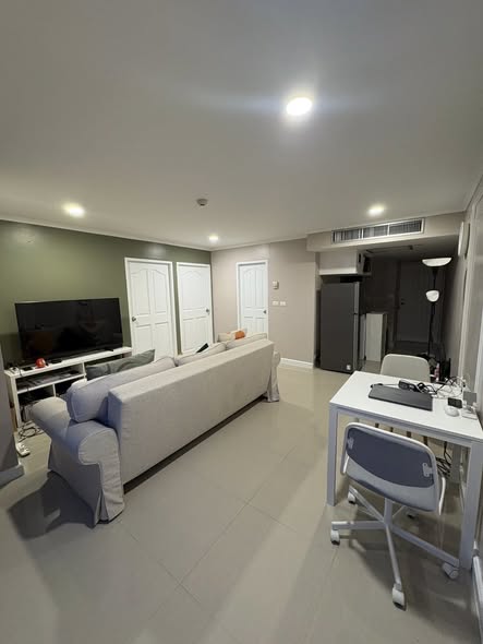living room of Omni Tower Sukhumvit Nana