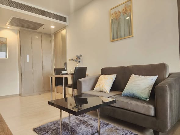 bedroom and living room of One9Five Asoke – Rama 9