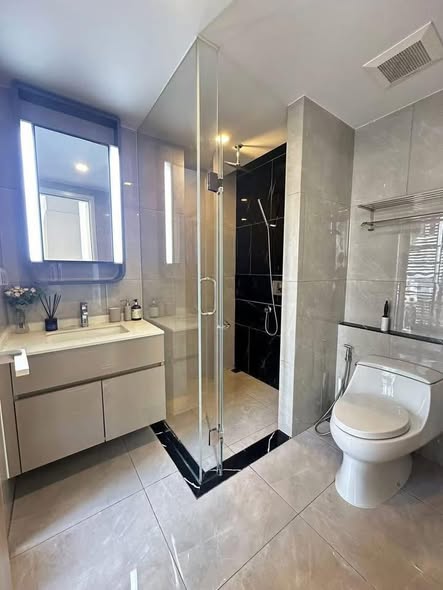room interior and bathroom of One9Five Asoke – Rama 9