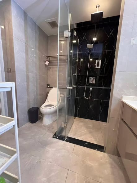 room interior and bathroom of One9Five Asoke – Rama 9