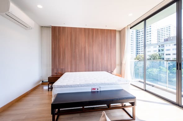 bedroom and room interior of Park Court Sukhumvit 77