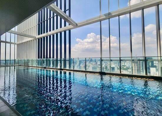 pool of Park Origin Phrom Phong