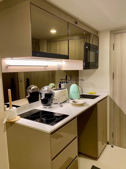bathroom and kitchen of Park Origin Ratchathewi
