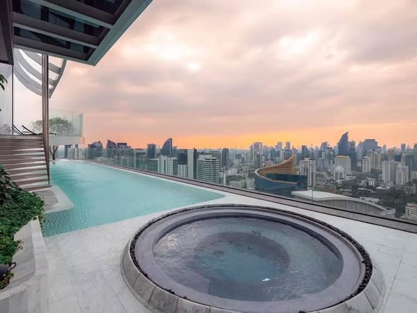 pool of Park​ Origin​ Thonglor