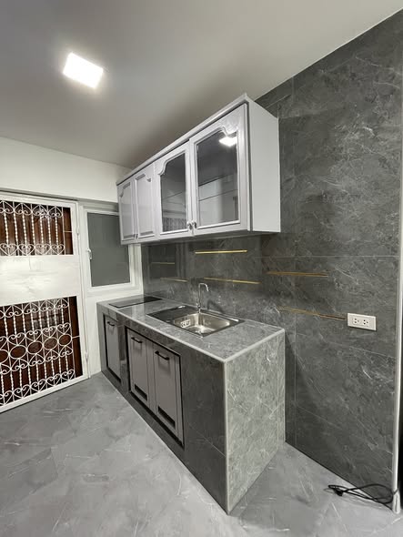 bathroom and kitchen of Park Thonglor Tower