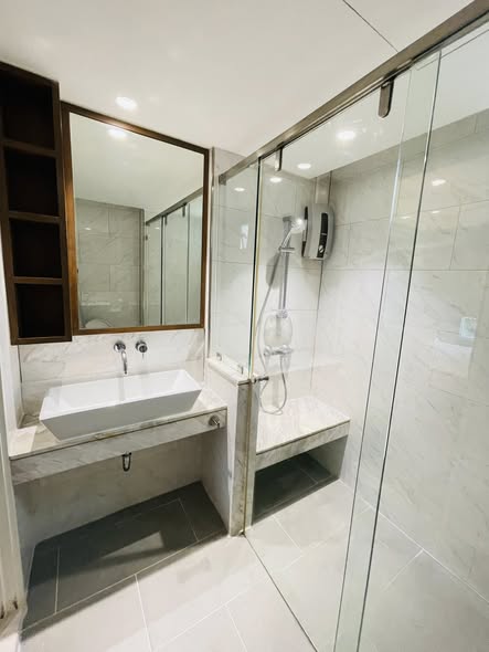 room interior and bathroom of Parkview Viphavadi (พาร์ควิว วิภาวดี)