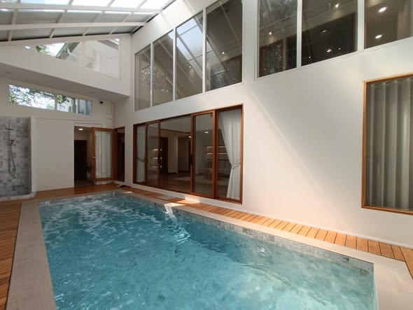 pool and room interior of Passorn Prestige Jatuchot-Watcharaphon