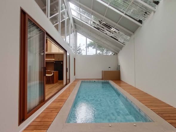 pool and room interior of Passorn Prestige Jatuchot-Watcharaphon
