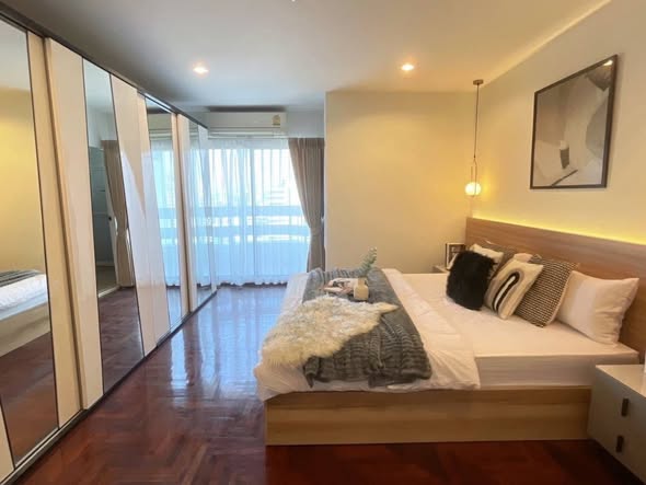bedroom and room interior of Payatai Plaza