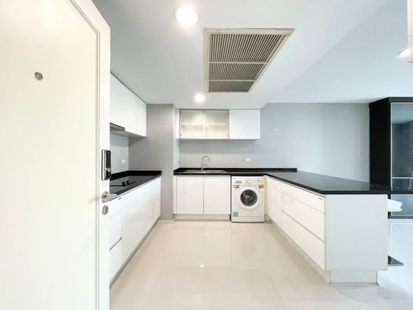 kitchen of Pearl Residences Sukhumvit 24