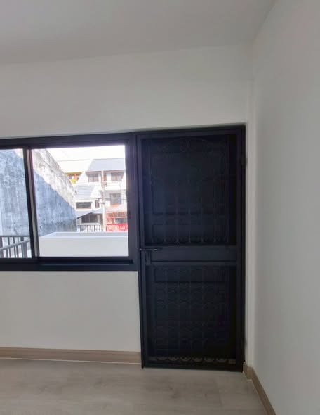 room interior of Phatthanakan 12 Alley