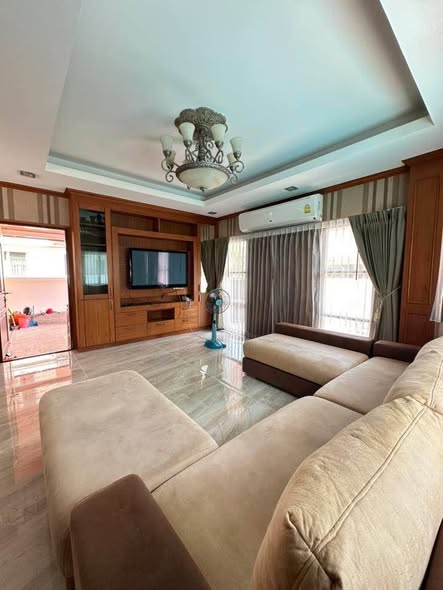 bedroom and living room of Piemsuk Rattanathibeth-Rachapruek