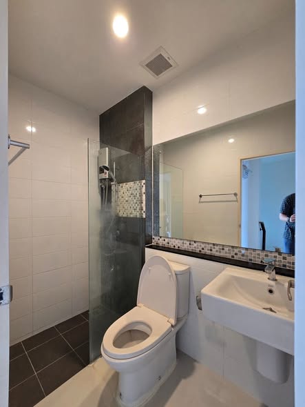 room interior and bathroom of พลีโน่ สุขุมวิท-บางนา Pleno Sukhumvit-Bangna