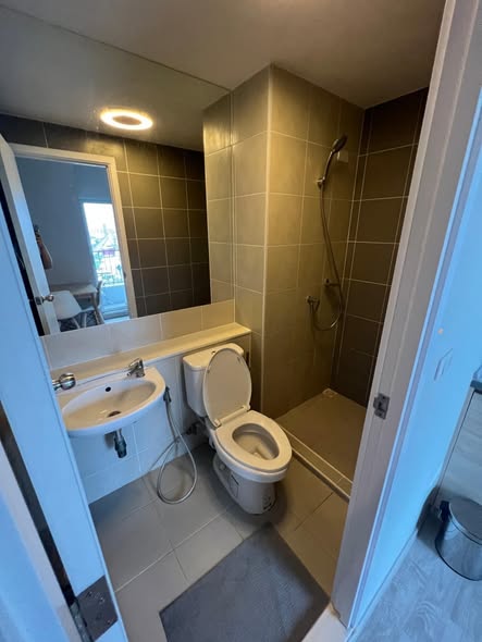 bathroom of Plum Condo Ramkhamheng Station
