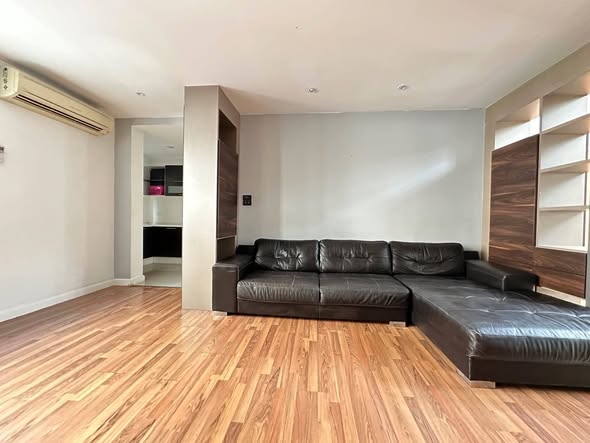 living room of Plus City Park