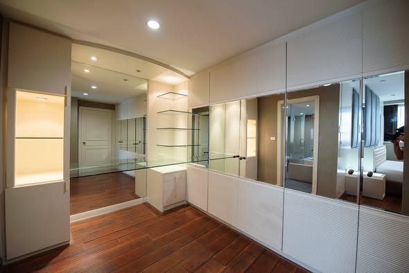 room interior and bathroom of President Park